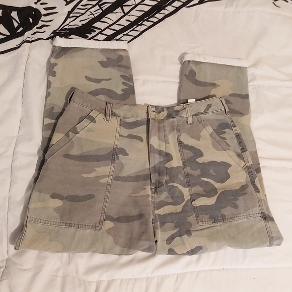 4/$25Cameo print mom jeans high wasted cargo style - Picture 2 of 5